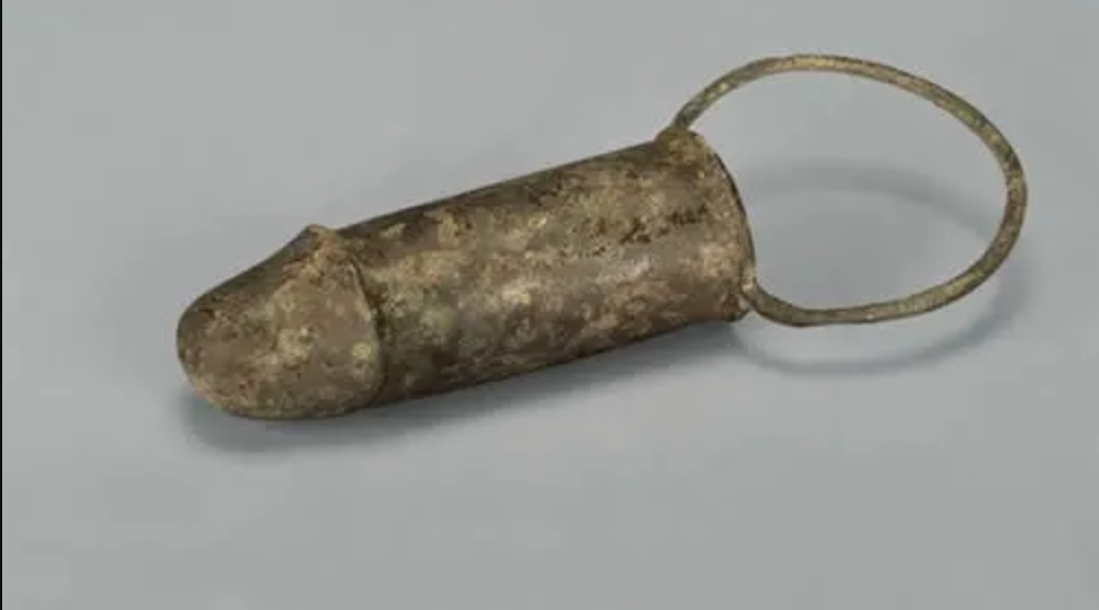 Primeiro consolo ou dildo do mundo, feito de bronze e encontrado na China antiga.